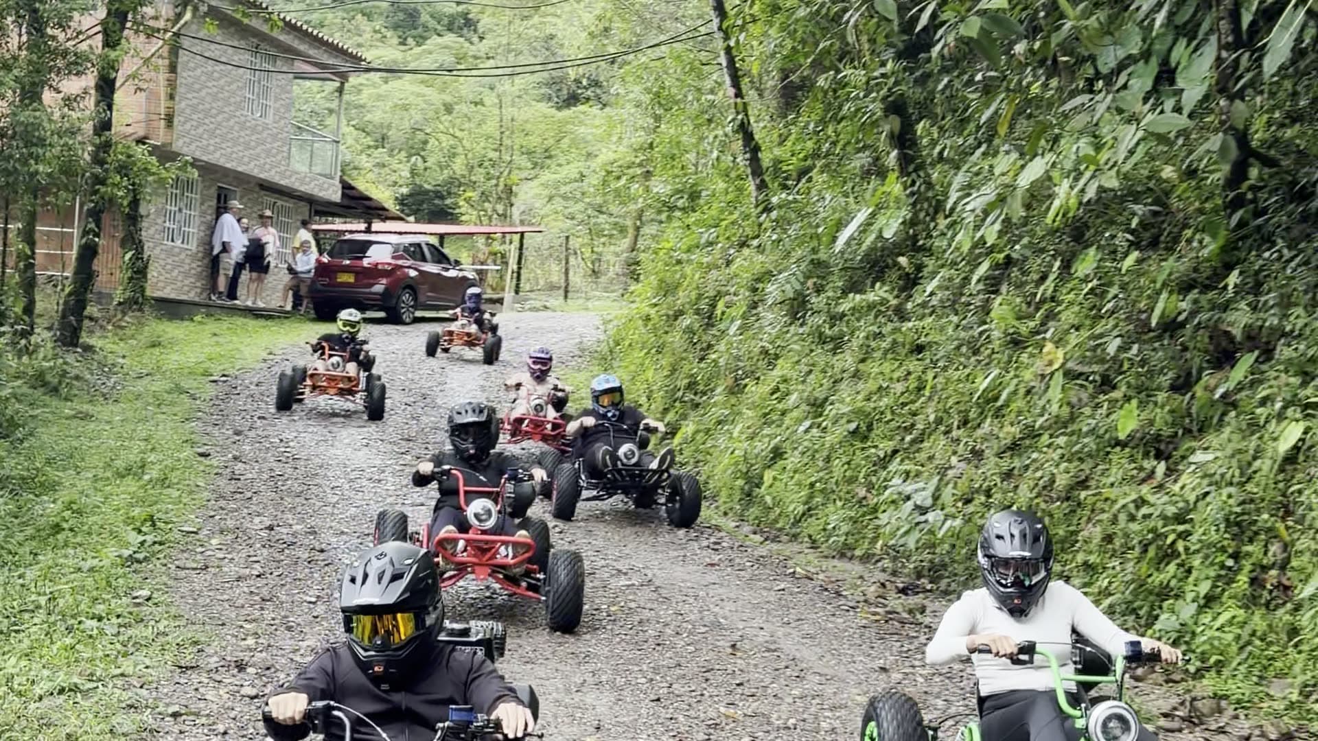 Grupo de karts saliendo en fila por el camino de la montaña
