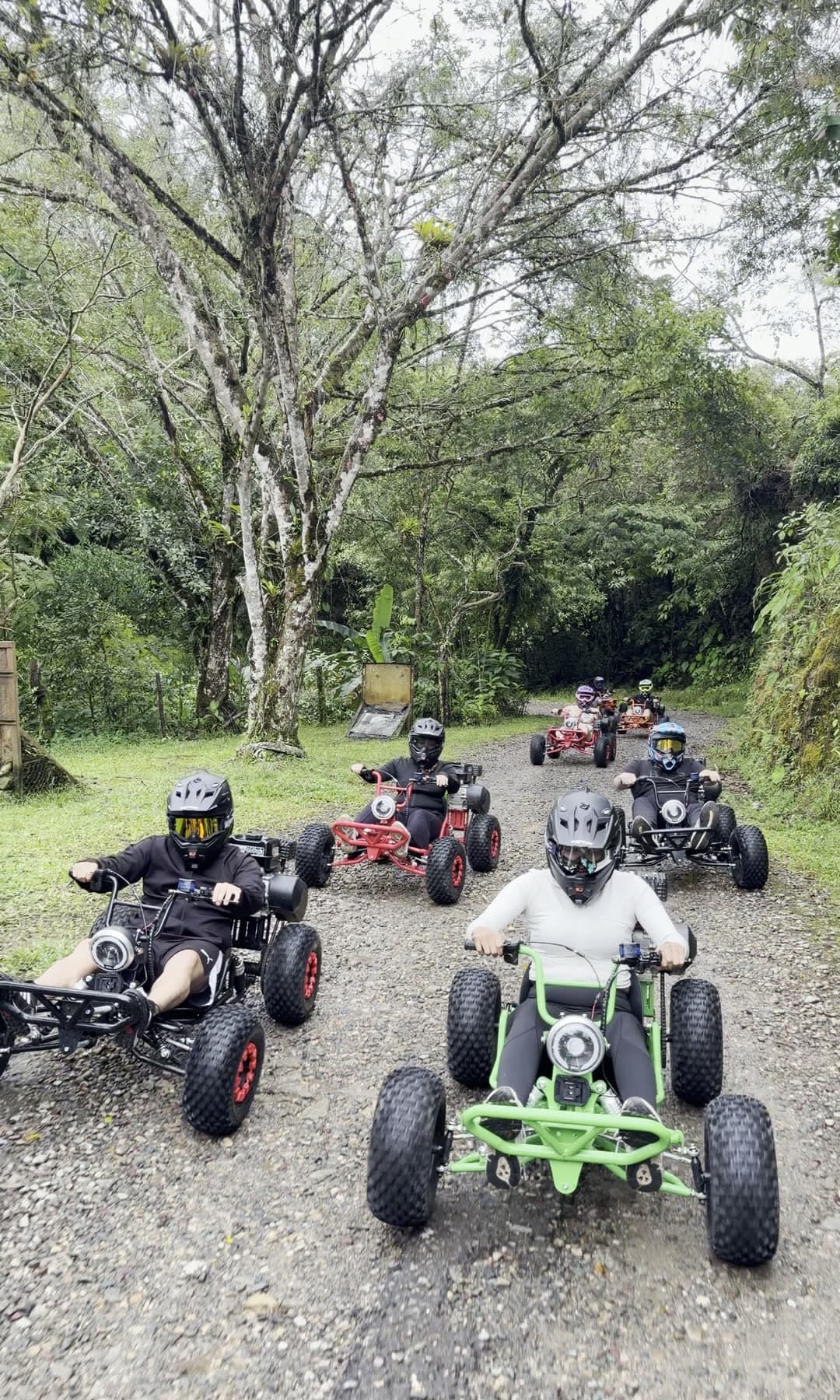 Grupo de pilotos listos para salir