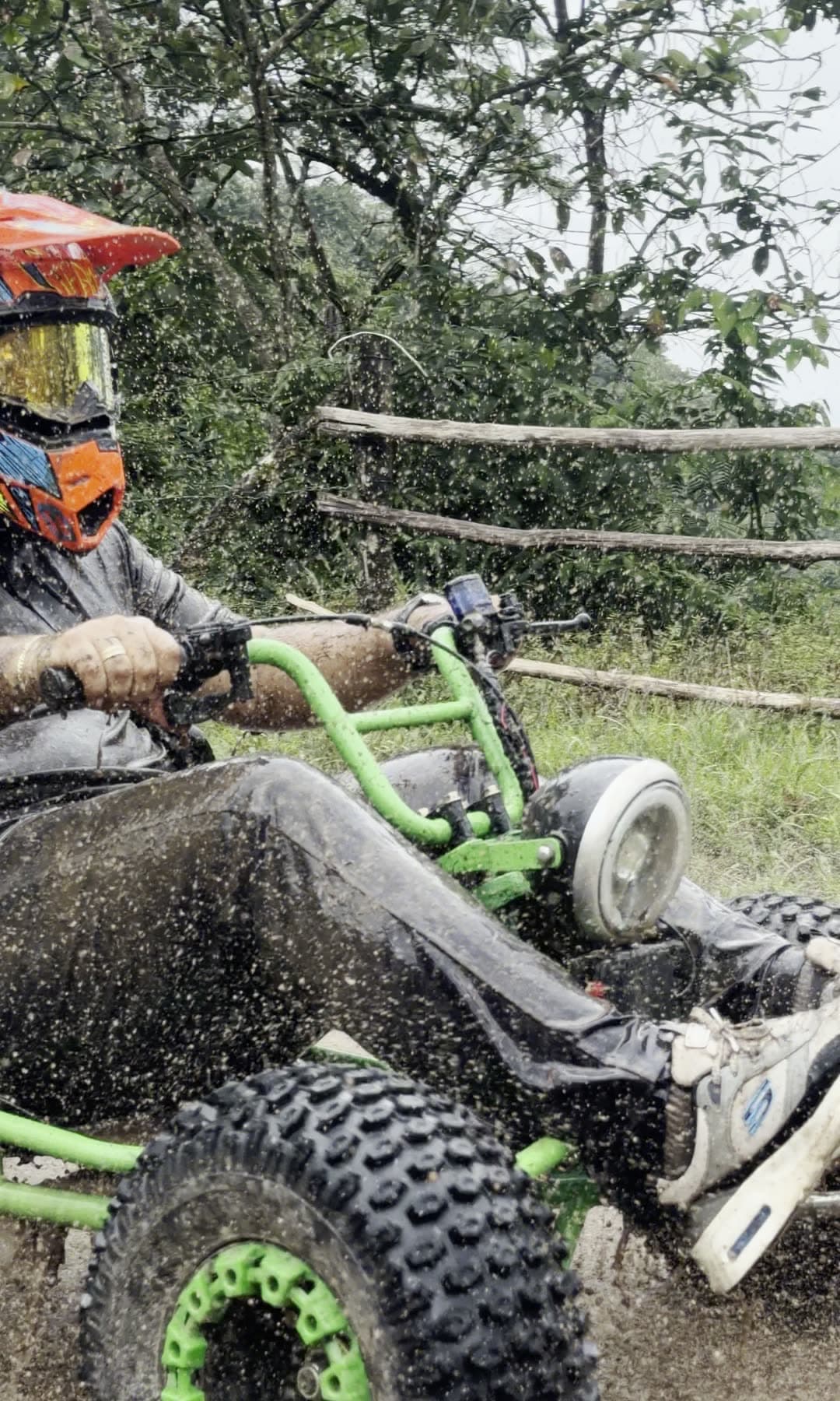 Kart atravesando un charco y levantando barro