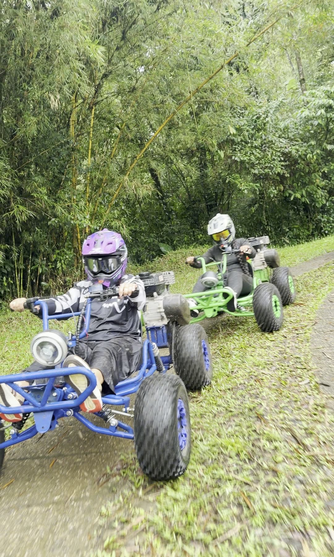Dos karts subiendo por el sendero